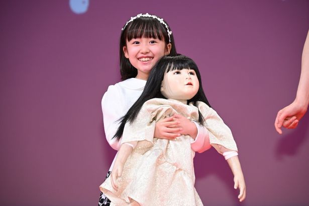 アヤちゃん人形を抱っこした鈴木真衣