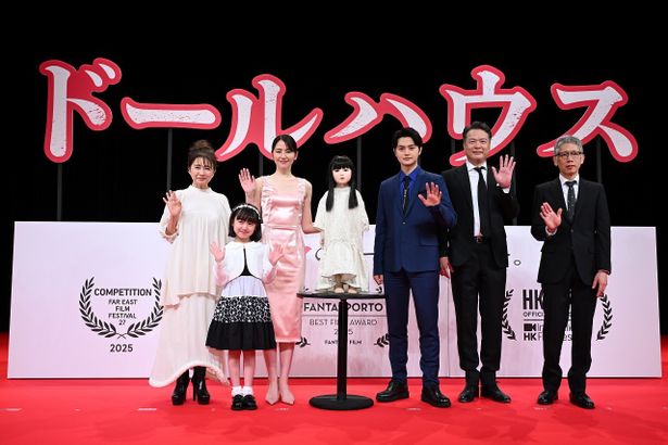 笑顔で手を振るゲスト陣