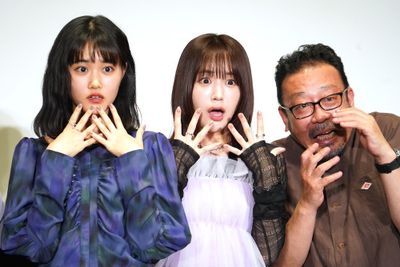 映画『見える子ちゃん』(6月6日公開)の公開直前舞台挨拶に登壇し、「怖いよ〜」のポーズをする原菜乃華、なえなの、中村義洋監督