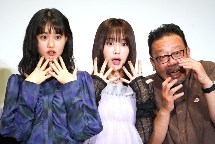 映画『見える子ちゃん』(6月6日公開)の公開直前舞台挨拶に登壇し、「怖いよ〜」のポーズをする原菜乃華、なえなの、中村義洋監督