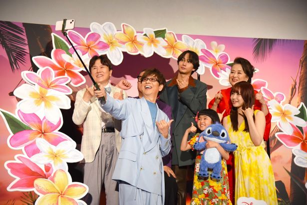 【写真を見る】壇上で自撮り撮影を楽しむ『リロ＆スティッチ』日本版声優陣