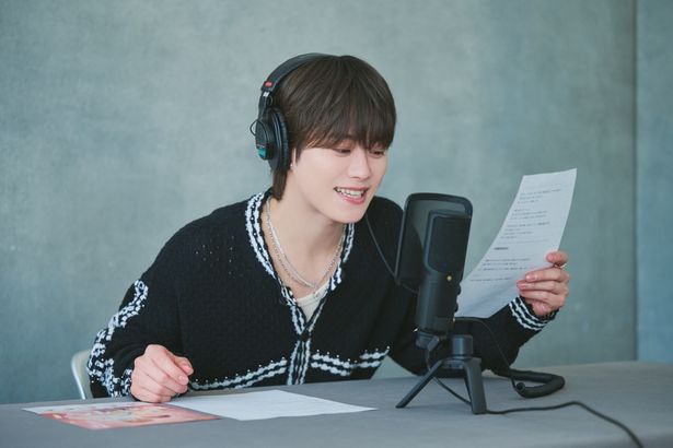 【写真を見る】学生時代に校内放送は経験済み？なにわ男子・大橋和也の音声収録様子を撮りおろし！