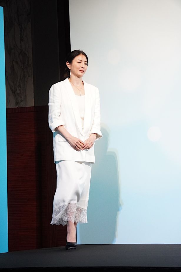 【写真を見る】井川遥、ジャケット＆レースが飾られたスカートの純白コーデを披露！
