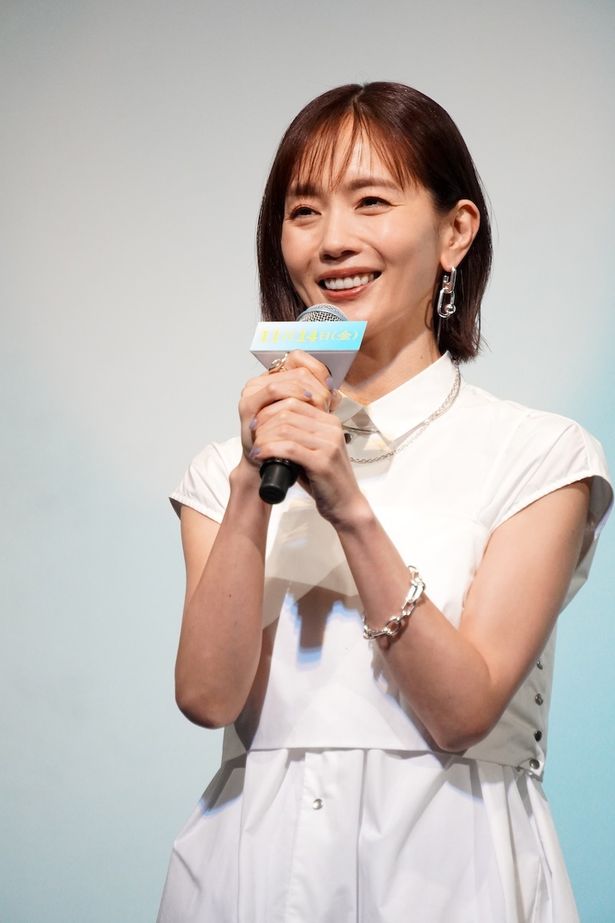 『平場の月』製作報告会見に出席した中村ゆり