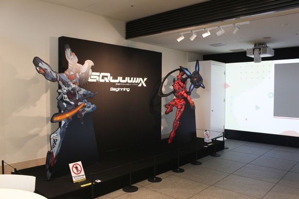 会場であるアニメ東京ステーションの入口でも、ジークアクスと赤いガンダムがお出迎え