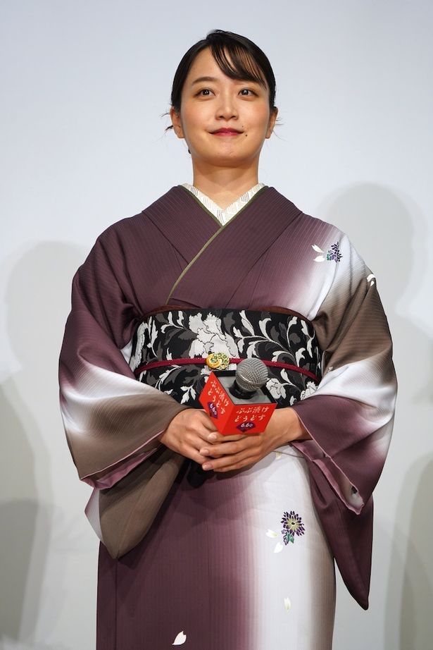 シックな着物姿で登壇