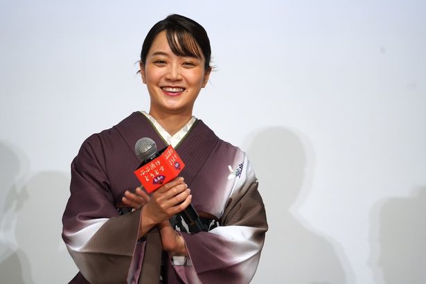 京都の老舗扇子店の長男と結婚し、東京からやってきたフリーライターのまどかを演じている