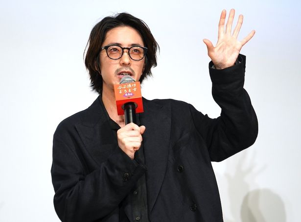 若葉はまどかが出会う大学教授の中村を演じている