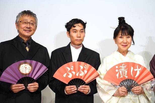 扇子を手にニッコリ