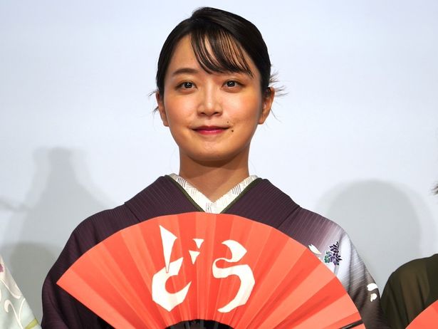 【写真を見る】深川麻衣の着物姿が美しい！