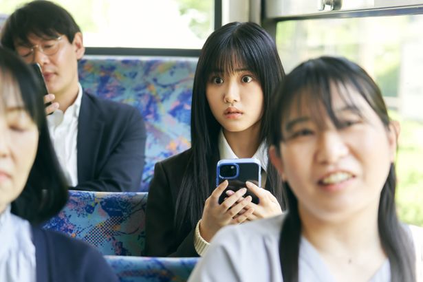 ある日突然、霊が“見える”ようになった女子高生みこ