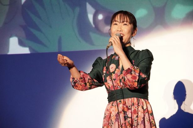 【写真を見る】主題歌「ドラゴン・ハート」を熱唱する恍多