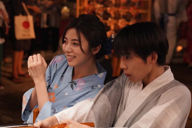 【写真を見る】花火に射的…阿達慶が演じる未来人・保彦との、誰もが憧れる夏祭りデートシーン