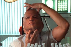 セバスチャン・スタン主演×A24製作の不条理スリラー『顔を捨てた男』顔の“変化”を捉えた新場面写真