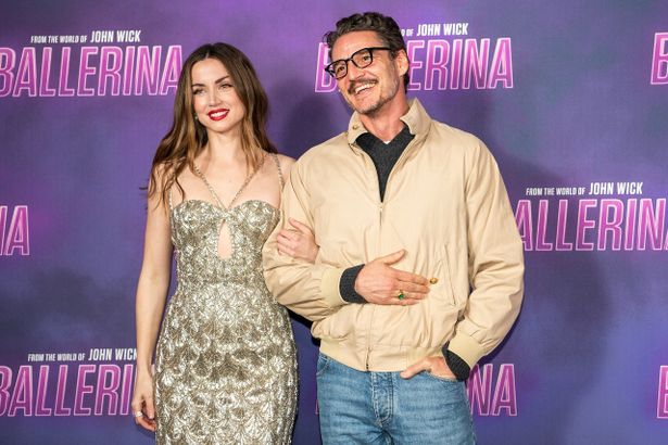 アナ・デ・アルマスと「マンダロリアン」シリーズで人気のペドロ・パスカル