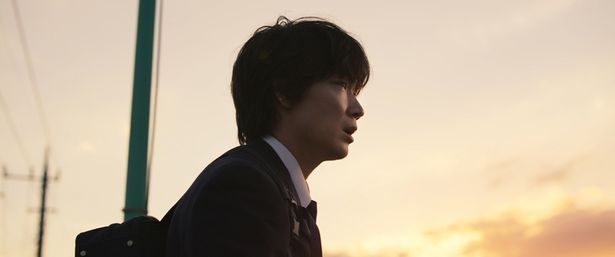 【写真を見る】夕日を背に涙ぐむ薮下