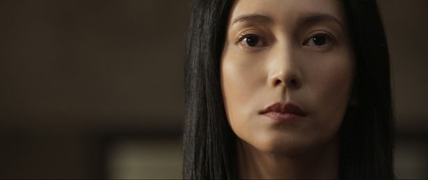 虚ろな目で前を見つめる律子
