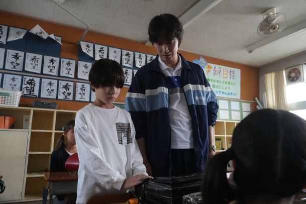 教室で拓翔ににじり寄る冷酷な表情の薮下