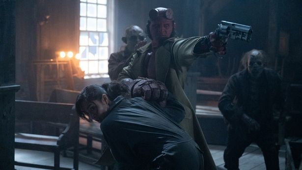 ヘルボーイが滅びの右腕を武器に闇を打ち砕く！