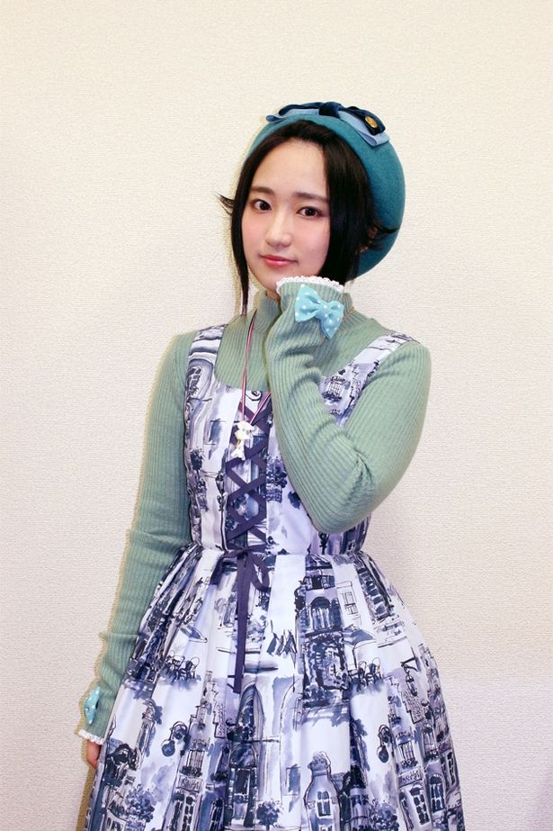 【写真を見る】ショコラに夢中な悠木は、キラキラルライトをもって映画館で思いっきり応援したい！と切に願う
