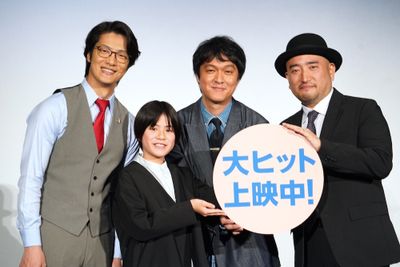 丸山隆平、古川豪監督、三浦綺羅、現役弁護士芸人のこたけ正義感が映画『金子差入店』の大ヒット記念舞台挨拶に登場！