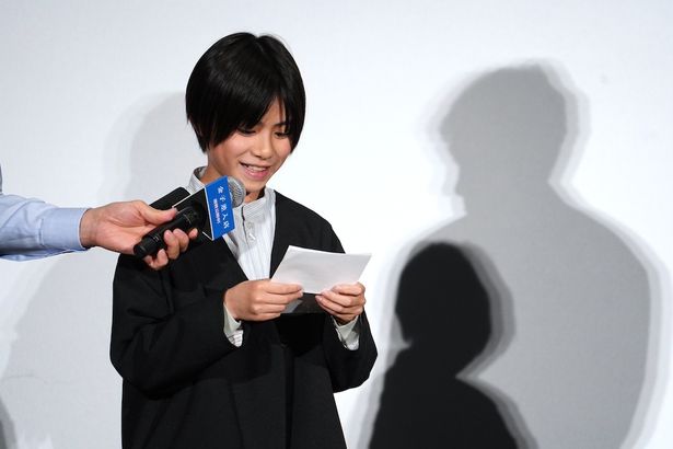 丸山への感謝の手紙を読むサプライズゲストの三浦綺羅