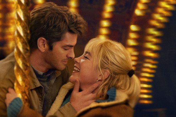 【写真を見る】フローレンス・ピュー、アンドリュー・ガーフィールドの愛にあふれた表情…