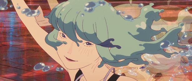 どこか艶っぽい雰囲気を漂わせながら微笑む“人魚姿”のチャオ