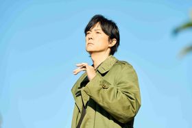 『ブラック・ショーマン』福山雅治＆有村架純、新たな名バディの姿を捉えた特報映像＆場面写真　クランクアップ時のコメントも到着