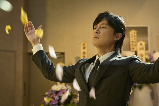 兄の葬儀でマジックを披露する神尾武史(福山雅治)