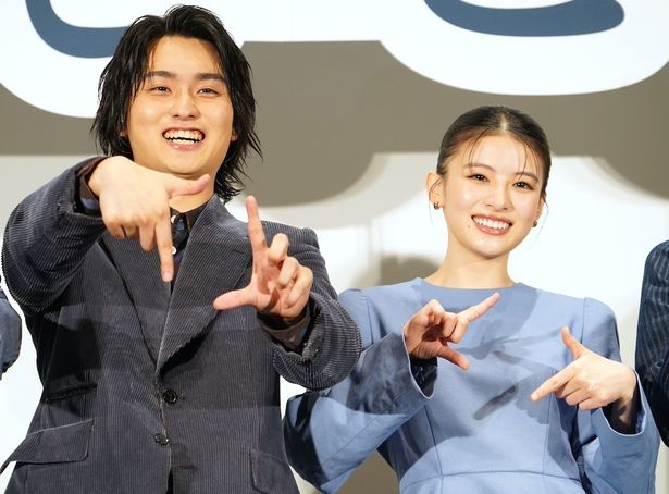 『か「」く「」し「」ご「」と「』ポーズで笑顔