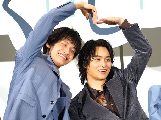仲良しすぎて大きなハートを作る奥平＆佐野