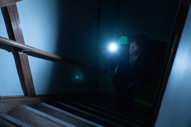 【写真を見る】いわくつきの古い旅館の過去を調べるヤヒロ