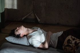 寝ている間に“なにか”に襲われ、うなされるヤヒロ