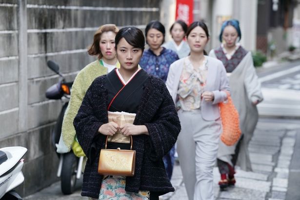 不遠慮な振る舞いで女将さんたちの怒りを買うなど、猪突猛進な主人公まどかを深川麻衣が好演