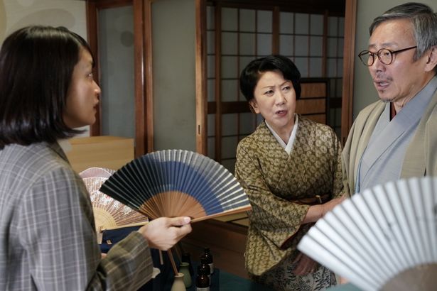 室井滋と松尾貴史が義理の両親を軽妙に演じる