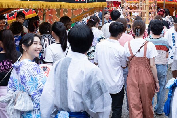 敦子(山谷花純)と保彦(阿達慶)