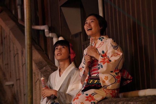晴子(福永朱梨)と保彦(阿達慶)