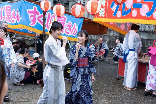 【写真を見る】まさにタイムパラドックス!?鈴子(久保田紗友)と保彦(阿達慶)のデートシーン