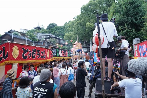 夏祭りのシーンを捉えたメイキング写真