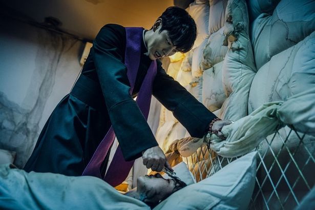  悪魔祓いを依頼された祓魔師、パン神父(イ・ミンギ)