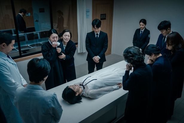 ソミを喪い、悲しみに暮れる家族たち