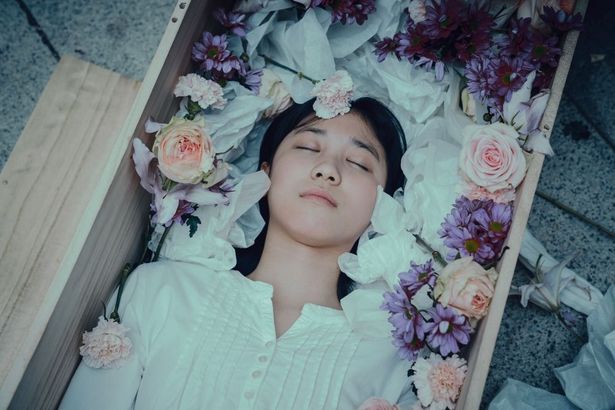 圧巻の憑依演技で心臓移植を受けた少女ソミを演じるイ・レ