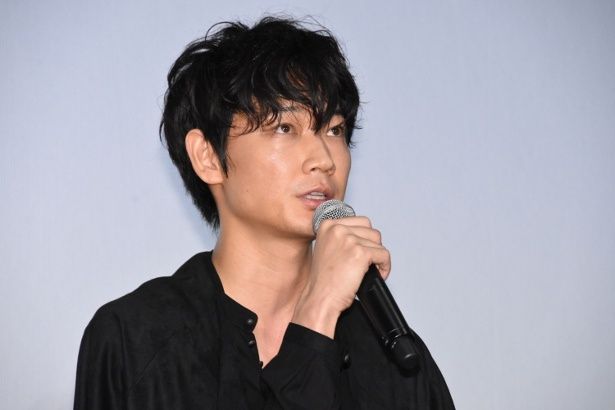 佐々木充(二宮和也)と共に施設で育った柳沢健役の綾野剛