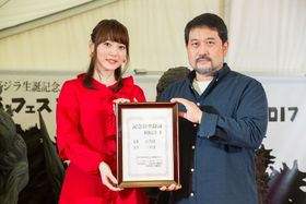 11月3日はゴジラの日！花澤香菜が認定証を受け取った