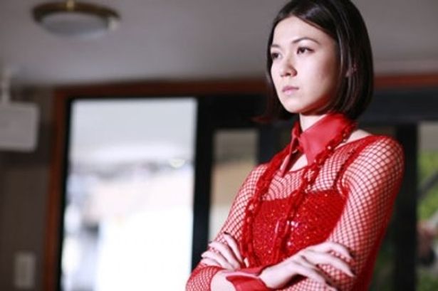 主人公たちとは雰囲気の異なる謎の女性も登場