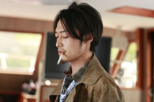タバコをくゆらせる男。彼の目的とは!?