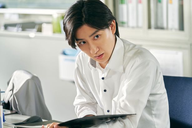 【写真を見る】京本大我が演じるのは謎めいた代理教師の遠野先生