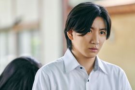 SixTONES京本大我演じる、影まとう代理教師、遠野に隠された“過去"とは？『見える子ちゃん』から新たな本編映像が到着