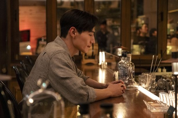 煉瓦造りのような内装が特徴的で店内にはレコードが流れるBar Kian